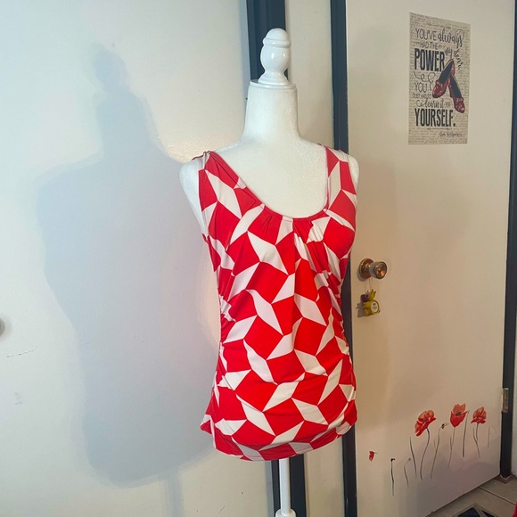 New York & Company Tops - Salmon and white colored varying diamond pattern strech scoop neck tank top